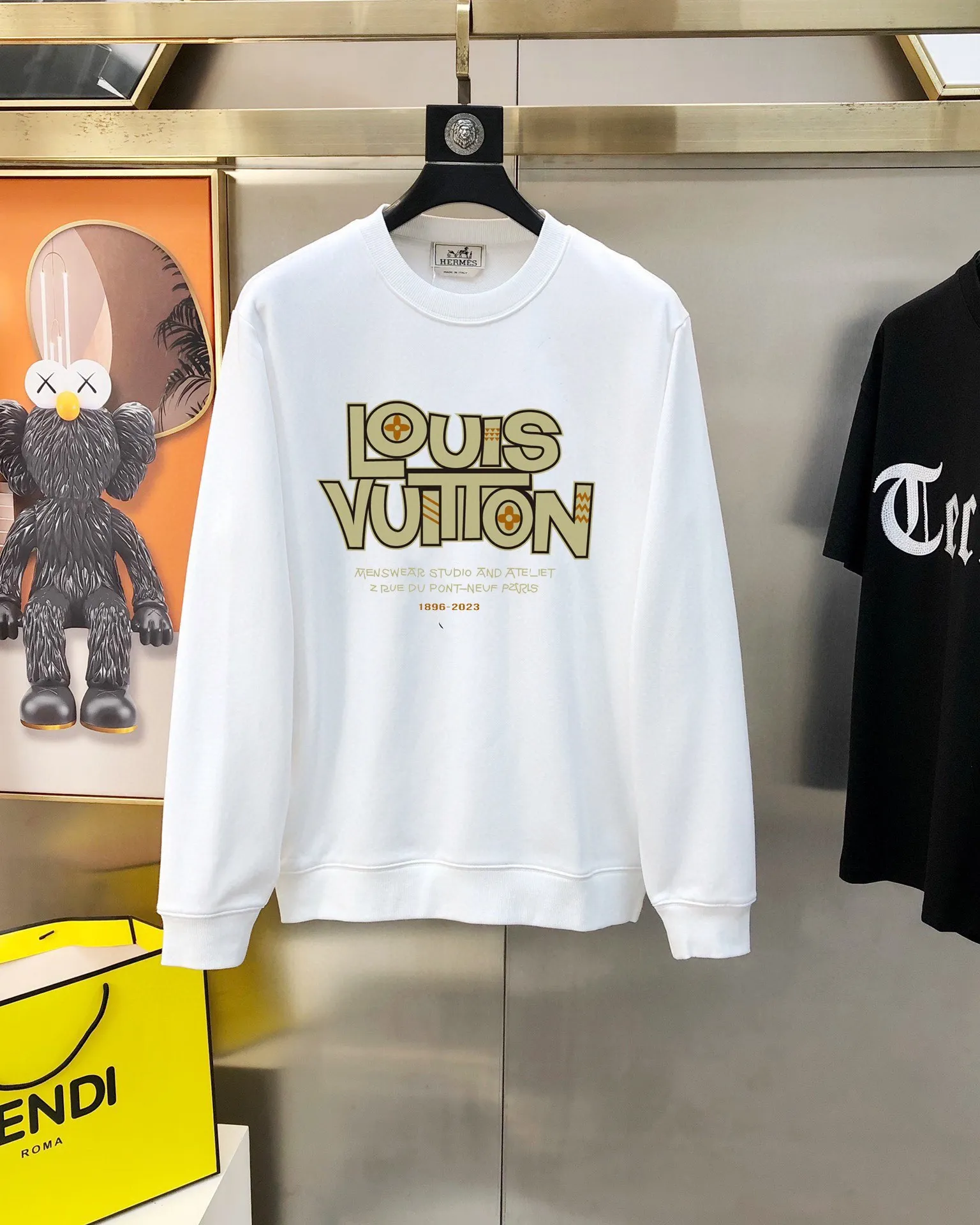 🅿️220 brand [LV Louis Vuitton] (good news for fat people) 2025ss autumn latest long-sleeved round-neck sweatshirt, on sale simultaneously on the official website. Refreshing and breathable. Made of top Tencel Roman. Comfortable and soft. 3D three-dimensional clarity. Super fashion sense. Great for gifting and keeping for yourself. Size: M-5XL (can wear up to 220 pounds)